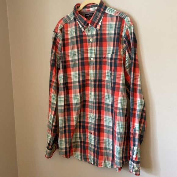 💜Nautica Plaid Button up shirt Men’s size medium - Picture 2 of 8